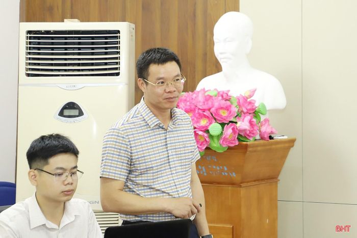 Ông Nguyễn Danh Phong - Phó Giám đốc Ban QLDA đầu tư xây dựng công trình giao thông và phát triển đô thị tỉnh báo cáo một số nội dung liên quan.