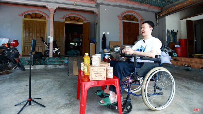 Hôm nay, tôi có một buổi livestream bán các đặc sản Hà Tĩnh. Tôi thường bắt đầu từ khoảng 9 giờ sáng để buổi chiều kịp đóng gói đơn hàng và bàn giao cho đơn vị vận chuyển ngay trong ngày.