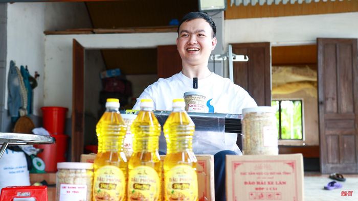 Góc nhỏ trong ngôi nhà cùng chiếc điện thoại và chân máy trở thành "phòng livestream" của tôi. Từ đó, tôi bắt đầu hành trình bán đặc sản Hà Tĩnh và kể câu chuyện vượt lên nghịch cảnh của chính mình.