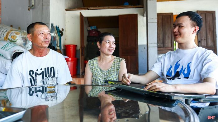 Những câu chuyện trong bữa cơm gia đình không còn là nỗi lo về bệnh tật mà dần chuyển sang những dự định cho ngày mai. Bố mẹ luôn nhắc tôi cố gắng, còn tôi học cách gác lại mặc cảm để làm việc và sống một cuộc đời có ích.
