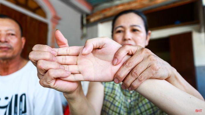 Một số bài tập phục hồi cần ít nhất một đến hai người trợ giúp. Nhiều năm qua, bố mẹ vẫn âm thầm thay phiên nhau đồng hành để tôi kiên trì tập luyện.