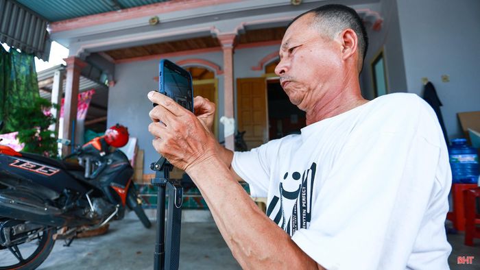 Bố bật máy, kiểm tra ánh sáng, sắp xếp góc quay để tôi có thể yên tâm bắt đầu buổi phát trực tiếp. Có những thao tác rất đơn giản với người trẻ nhưng lại hoàn toàn mới mẻ với bố. Vì tôi, bố kiên nhẫn học từng chút một.