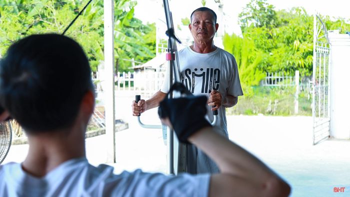 Trong mỗi buổi tập, bố luôn ở bên trò chuyện, động viên để tôi quên đi những cơn đau. Có những lúc hai bố con chỉ lặng lẽ nhìn nhau rồi cùng rưng rưng nước mắt.
