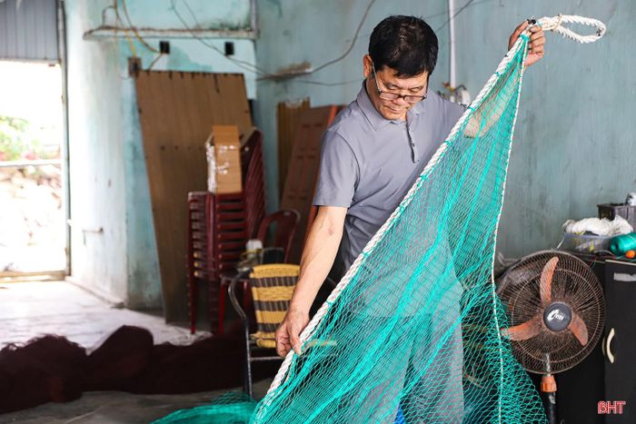 Theo ông Sơn, giá trị của mỗi tấm lưới sau khi hoàn thiện phụ thuộc vào chủng loại và kích cỡ, dao động từ khoảng 10 triệu đồng đến hơn 60 triệu đồng. Trong đó, tiền công chiếm khoảng 30%. Dù giá trị mỗi sản phẩm khác nhau nhưng tất cả đều được ông thực hiện cẩn thận, tỉ mỉ trong từng công đoạn. Chính sự nghiêm túc với nghề đã giúp ông tạo dựng được uy tín với khách hàng.