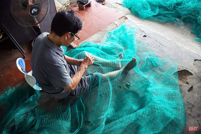  Hiện nay, ông Sơn chủ yếu nhận kết và hoàn thiện các loại lưới bó, lưới mành theo đơn đặt hàng của ngư dân. Tùy từng chủng loại, kích thước, mỗi sản phẩm thường mất từ 3 đến 10 ngày để hoàn thiện. 