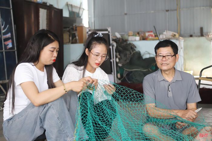  Chị Nguyễn Thị Khánh Nhi (ở giữa) - Trưởng thôn Hoàng Càn cho biết: “Nhờ có những người thợ như ông Sơn, bà con có thể đảm bảo ngư cụ trước mỗi chuyến ra khơi, giảm bớt chi phí và thời gian. Điều đáng quý hơn là dù nghề vất vả, ít người còn theo đuổi nhưng ông Sơn vẫn kiên trì gắn bó suốt nhiều năm. Đó không chỉ là sự yêu nghề mà còn góp phần gìn giữ nghề truyền thống của làng biển Thiên Cầm”. 