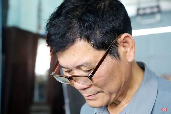  “Làm nghề này phải đặt cái tâm lên trước. Mỗi tấm lưới làm ra phải chắc chắn thì ngư dân mới yên tâm vươn khơi. Mỗi khi thấy bà con đánh bắt thuận lợi, tôi cũng vui vì biết rằng công sức của mình đã góp một phần vào những chuyến biển ấy" - ông Sơn bộc bạch. 