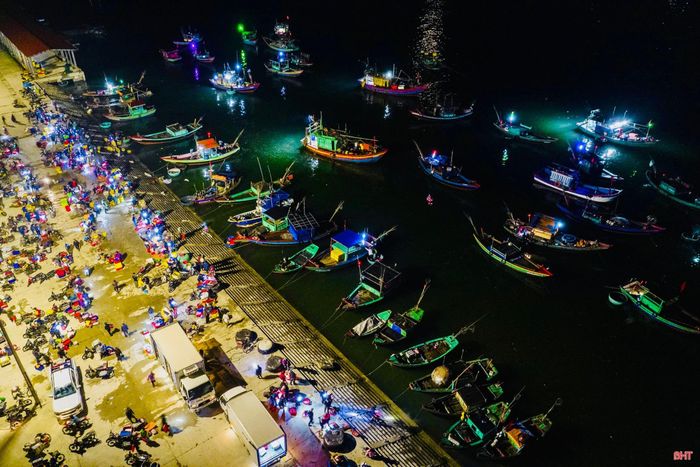 Công việc bình dị ấy không chỉ góp phần bảo đảm ngư cụ cho ngư dân vươn khơi mà còn giữ lại một nghề truyền thống đã gắn bó với đời sống của bao thế hệ ngư dân miền biển.