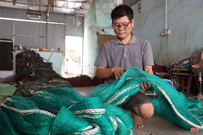  Ông Sơn chia sẻ: "Nghề kết, vá lưới đòi hỏi sự kiên trì và cẩn thận. Mỗi chủ tàu thuyền có cách đánh bắt khác nhau nên yêu cầu về kích cỡ, chủng loại lưới cũng khác nhau. Vì vậy, người làm phải nắm rõ để hoàn thiện đúng theo yêu cầu thì bà con mới yên tâm mang ra khơi. Tôi đến với nghề này từ năm 1994. Tôi chỉ mong còn đủ sức khỏe để tiếp tục làm công việc mà mình đã gắn bó hàng chục năm nay". 