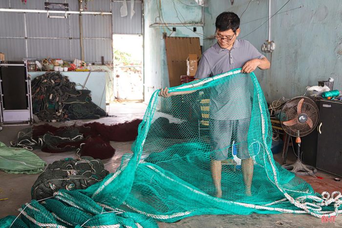 Nghề kết, vá lưới không chỉ đòi hỏi tay nghề mà còn cần sự bền bỉ. Người thợ phải ngồi nhiều giờ liền bên những cuộn dây cước, tập trung vào từng mắt lưới nhỏ. Thu nhập ổn định từ công việc này đã tạo động lực giúp ông gắn bó với nghề.