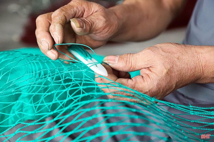  Bên tấm lưới trải rộng, đôi bàn tay ông Sơn thoăn thoắt đan, kết từng sợi cước vào các mắt lưới. Mỗi thao tác đều được thực hiện cẩn thận và chính xác. Bởi, chỉ cần một mắt lưới không đúng quy cách hoặc một mối nối thiếu chắc chắn cũng có thể ảnh hưởng đến chất lượng của cả tấm lưới khi đưa vào khai thác. 