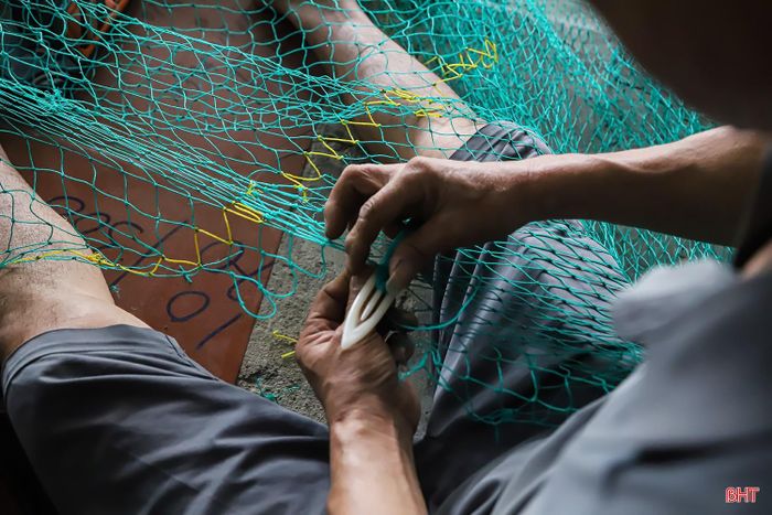 Không chỉ làm mới, ông Sơn còn nhận vá và sửa những tấm lưới bị rách sau quá trình khai thác. Những chỗ rách lớn hay các đoạn lưới hư hỏng đều được ông tỉ mỉ nối lại, giúp ngư cụ tiếp tục được sử dụng, tiết kiệm đáng kể chi phí cho chủ tàu.