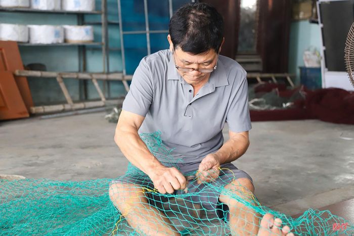 Giữa nhịp sống đang đổi thay từng ngày, ông Lại Thế Sơn vẫn lặng lẽ gắn bó với từng sợi cước, mắt lưới.