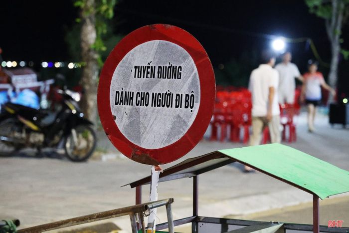 Mặc dù Trung tâm Dịch vụ tổng hợp xã Thiên Cầm đã lập rào chắn, đặt biển cấm tại 2 đầu tuyến đường nhưng việc kiểm soát vẫn chưa hiệu quả.