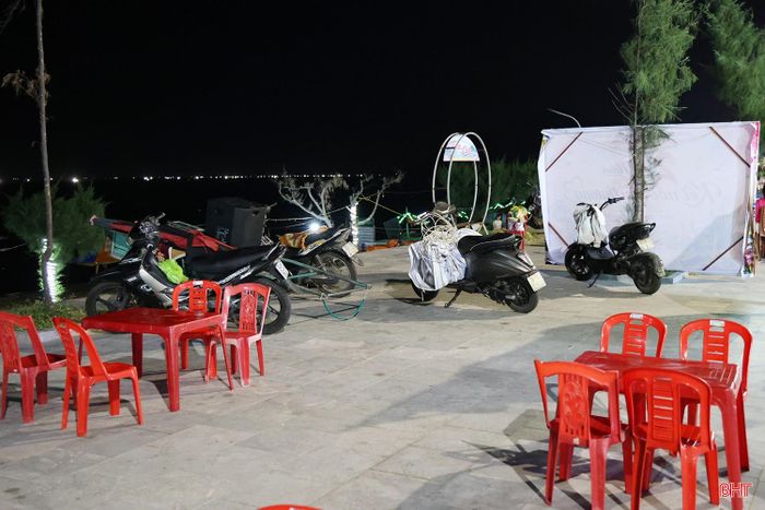 Xe máy, xe máy điện dừng, đỗ lộn xộn trên vỉa hè của tuyến phố đi bộ, gây mất mỹ quan của Khu du lịch Thiên Cầm.