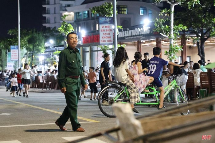 Ông Nguyễn Tiến Sự ở thôn Nhân Hòa, xã Thiên Cầm chia sẻ: "Đã gọi là phố đi bộ thì nên dành riêng cho người đi bộ. Xe máy, ô tô đi vào vừa mất an toàn, vừa làm mất mỹ quan. Chúng tôi mong chính quyền quản lý chặt hơn, không cho phương tiện đi vào để người dân và du khách có không gian vui chơi đúng nghĩa".