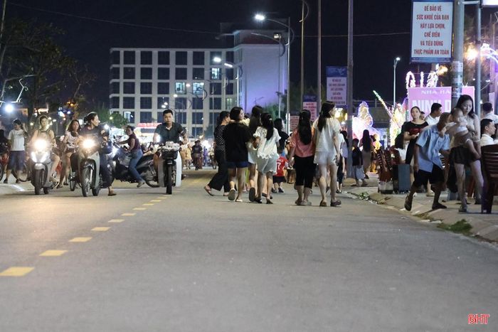 Tuy nhiên, thời gian qua, xe máy, xe máy điện, xe kéo tự ý đi vào khu vực dành cho người đi bộ đang làm mất đi ý nghĩa của tuyến phố, đồng thời tiềm ẩn nguy cơ mất an toàn giao thông.