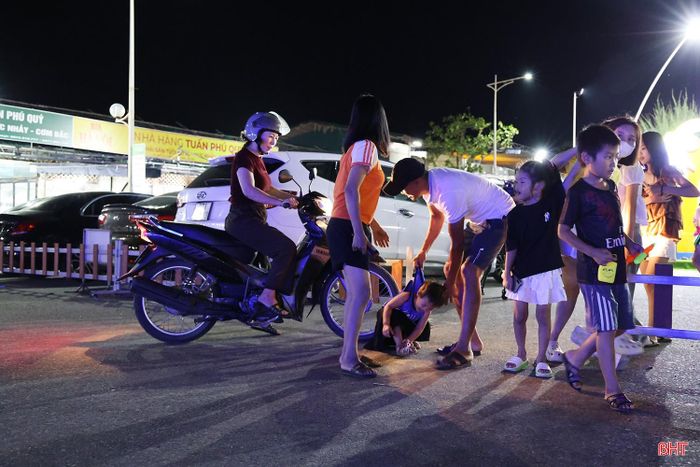  Bà Nguyễn Thị Ánh Tuyết - du khách ở phường Cầu Giấy (TP Hà Nội) chia sẻ: "Tôi thấy ngay tại điểm đặt rào chắn, xe máy và người đi bộ vẫn phải đi chung một lối nên khá lộn xộn, mất an toàn, nhất là đối với trẻ nhỏ. Nếu kiểm soát tốt hơn, không để xe đi vào thì du khách sẽ cảm thấy an toàn và thoải mái hơn khi dạo bộ". 