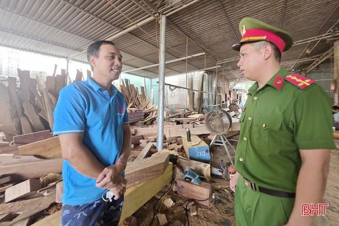 Công an xã Đức Minh thường xuyên xuống tuyên truyền, hướng dẫn, nhắc nhở các chủ hộ, người làm công ở các xưởng mộc trên địa bàn thực hiện tốt các quy định về PCCC.