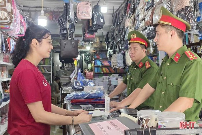 Tổ công tác Công an xã Can Lộc tuyên truyền, nhắc nhở hộ gia đình có nhà ở kết hợp sản xuất, kinh doanh chấp hành nghiêm các quy định về PCCC.