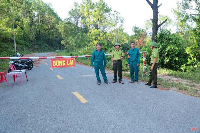 Lực lượng kiểm lâm và các đơn vị chủ rừng, chính quyền địa phương lập các chốt kiểm tra, giám sát người ra vào rừng trong thời điểm nắng nóng gay gắt kéo dài.