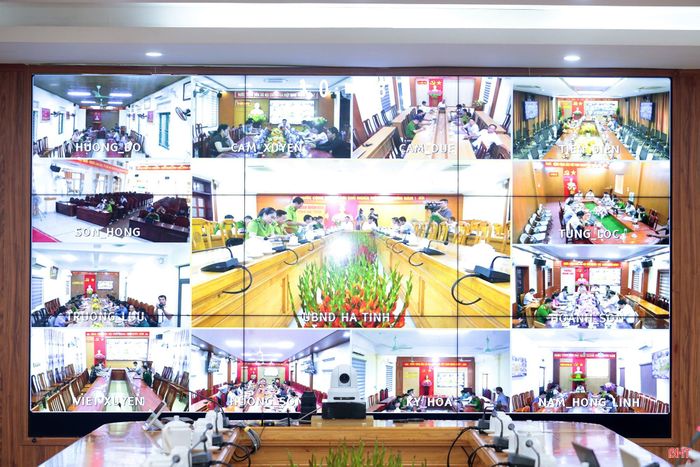 Cuộc họp được kết nối trực tuyến tới điểm cầu xã, phường có rừng.