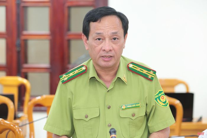 Ông Hoàng Quốc Huấn - Chi cục trưởng Chi cục Kiểm lâm Hà Tĩnh báo cáo tình hình cháy rừng thời gian qua trên địa bàn tỉnh.