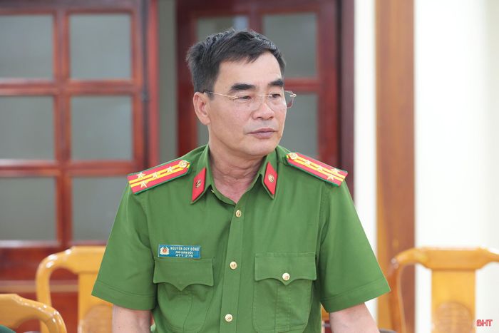Đại tá Nguyễn Duy Đông - Phó Giám đốc Công an tỉnh báo cáo công tác điều tra các vụ cháy rừng trên địa bàn tỉnh thời gian qua.