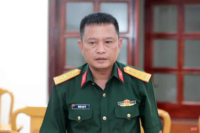 Đại tá Hoàng Anh Tú - Phó Chỉ huy trưởng, Tham mưu trưởng Bộ CHQS tỉnh thông tin về công tác PCCCR khi xảy ra các vụ cháy rừng.