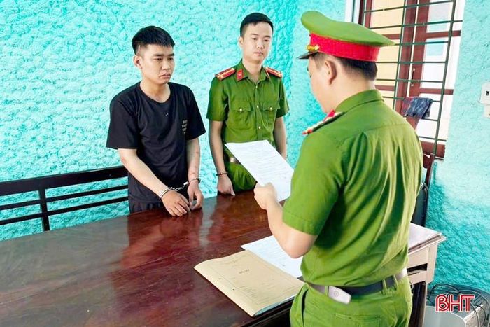 Cơ quan CSĐT Công an Hà Tĩnh tống đạt quyết định khởi tố đối với Đặng Văn Đồng.