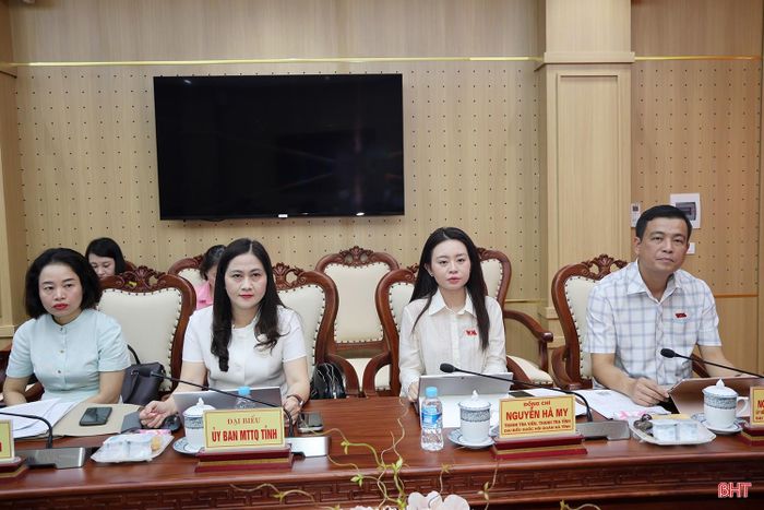 Các thành viên Đoàn ĐBQH tỉnh và các sở, ban, ngành liên quan cùng tham dự hội nghị.