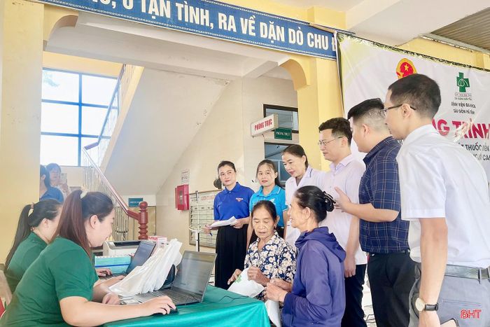 Tại chương trình, hơn 400 người dân đã được đội ngũ y, bác sĩ trực tiếp thăm khám, kiểm tra sức khỏe, tư vấn và sàng lọc các bệnh lý về mắt. Qua khám, nhiều trường hợp mắc đục thủy tinh thể, mộng thịt, khô mắt và các bệnh lý nhãn khoa khác được phát hiện sớm, tư vấn phương án điều trị phù hợp, góp phần hạn chế nguy cơ suy giảm thị lực và nâng cao chất lượng cuộc sống.