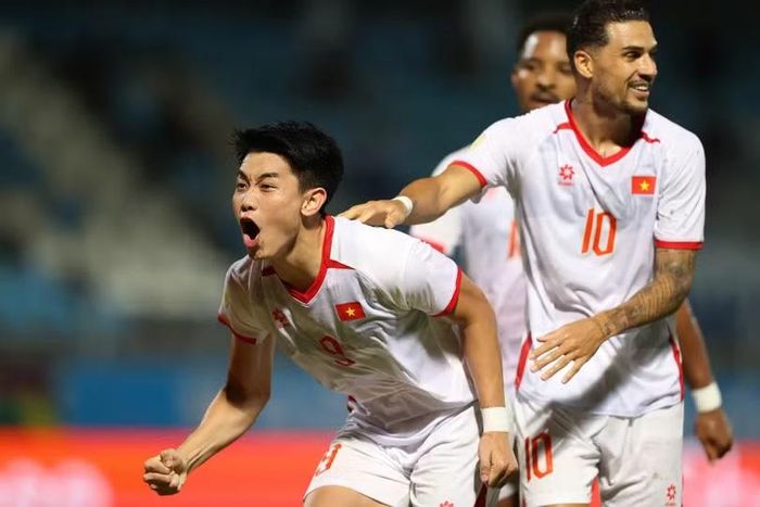 Đình Bắc (trái) lập hattrick, còn Hoàng Hên (phải) lập cú đúp giúp Việt Nam thắng đậm Timor Leste, trên sân Chonburi, Thái Lan. Ảnh: Đức Đồng