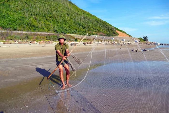 Ngư dân lớn tuổi vẫn đều đặn tham gia kéo lưới rùng để rèn luyện sức khỏe và giữ nghề truyền thống. (Ảnh: Hữu Quyết/TTXVN)