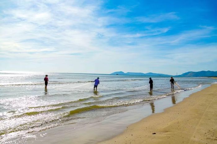 Nghề kéo lưới rùng được địa phương bảo tồn, góp phần quảng bá hình ảnh biển Hải Ninh và nâng cao đời sống người dân. (Ảnh: Hữu Quyết/TTXVN)