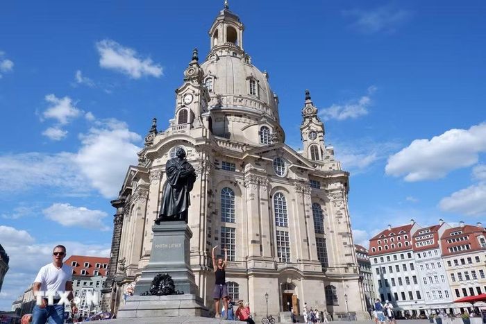 Nhà thờ Đức bà Dresden là một kiệt tác khi sở hữu một trong những mái vòm bằng đá lớn nhất lục địa. Từng là một đống đổ nát hoang tàn sau Thế chiến II, công trình được phục dựng kỳ công bằng cách ghép từng viên đá cũ còn sót lại đan xen với đá mới. (Ảnh: Thùy Linh/TTXVN)