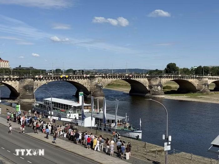 Dresden sở hữu đội tàu hơi nước chạy bằng bánh guồng cổ nhất và lớn nhất thế giới còn hoạt động, mang đến những trải nghiệm độc đáo cho du khách. (Ảnh: Thùy Linh/TTXVN)