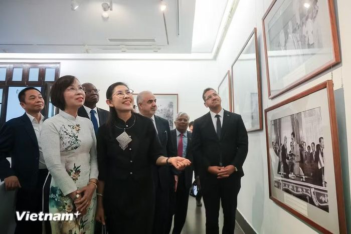 Mỗi bức ảnh không chỉ phản ánh những thành tựu nổi bật trong quan hệ ngoại giao mà còn khắc họa tình hữu nghị gắn bó, bền vững giữa nhân dân hai nước. (Ảnh: Hoài Nam/Vietnam+)