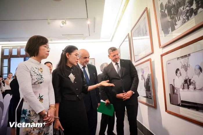 Thông qua những hình ảnh đặc sắc về các chuyến thăm Hoàng gia và các chuyến thăm cấp cao, các hoạt động trao đổi chính thức, ngoại giao văn hóa, hợp tác kinh tế và giao lưu nhân dân, khách tham quan sẽ có cơ hội khám phá những dấu mốc quan trọng đã góp phần vun đắp quan hệ đối tác bền chặt giữa Thái Lan và Việt Nam. (Ảnh: Hoài Nam/Vietnam+)