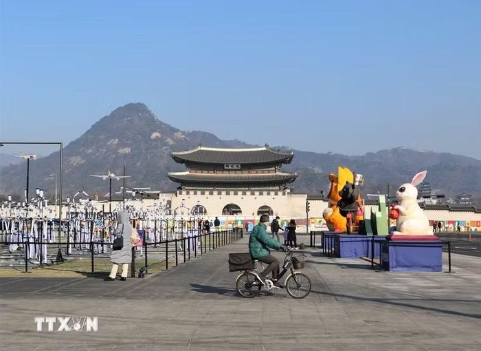 Cổng Gwanghwa, cửa chính của cung điện Gyeongbok nằm trên trục đường trung tâm nhất của Thủ đô Seoul. (Ảnh: Khánh Vân/TTXVN)