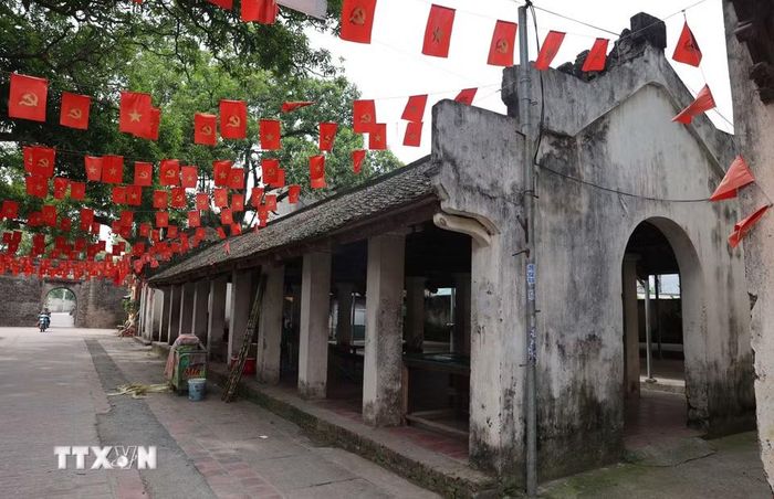 Dãy quán cổ bên trong cổng làng Ước Lễ vẫn được bảo tồn cùng không gian kiến trúc truyền thống, góp phần lưu giữ diện mạo làng quê Bắc Bộ qua nhiều thế kỷ. (Ảnh: Vũ Quang/TTXVN)