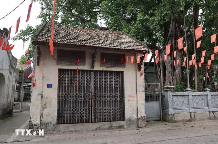 Ngôi nhà cổ nằm cạnh cổng làng Ước Lễ và cây đa hàng trăm năm tuổi góp phần tạo nên không gian văn hóa đặc trưng của làng cổ vùng đồng bằng Bắc Bộ. (Ảnh: Vũ Quang/TTXVN)