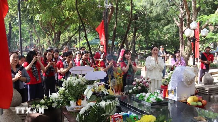 Người dân, du khách và đoàn các địa phương về tri ân các Anh hùng liệt sỹ tại Nghĩa trang Hàng Dương. (Ảnh: Huỳnh Sơn/TTXVN)