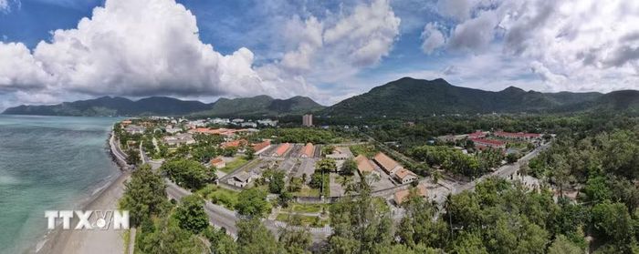 Toàn cảnh hệ thống di tích, bảo tàng, nhà tù đan xen với sự phát triển hôm nay của đặc khu Côn Đảo. (Ảnh: Huỳnh Sơn/TTXVN)