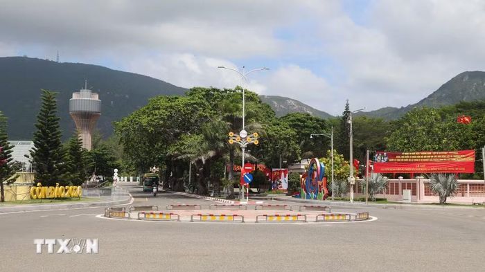 Tại trung tâm đặc khu Côn Đảo, các khẩu hiệu tuyên truyền kỷ niệm 79 năm Ngày Thương binh-Liệt sỹ được treo trang trọng, thu hút ánh nhìn của người dân và du khách. (Ảnh: Huỳnh Sơn/TTXVN)