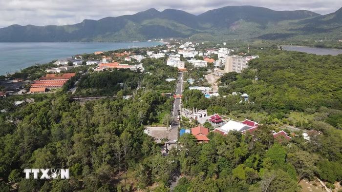 Toàn cảnh Nghĩa trang Hàng Dương, Đền thờ Côn Đảo, các điểm di tích và khu trung tâm hành chính Đặc khu Côn Đảo. (Ảnh: Huỳnh Sơn/TTXVN)