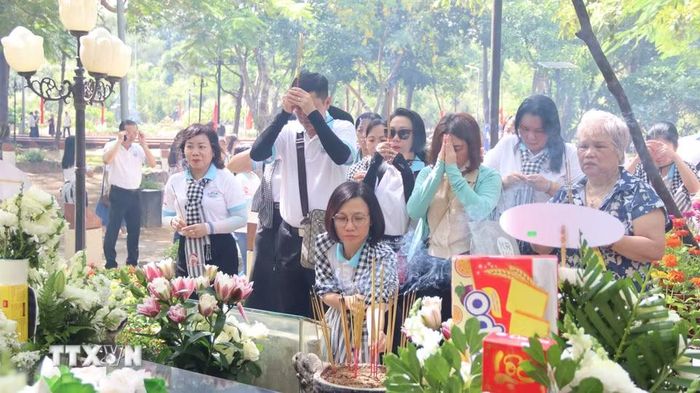 Đoàn cán bộ, công nhân viên chức và lãnh đạo các trường học trên địa bàn phường Diên Hồng, Thành phố Hồ Chí Minh tri ân các Anh hùng liệt sỹ tại Nghĩa trang Hàng Dương, đặc khu Côn Đảo. (Ảnh: Huỳnh Sơn/TTXVN)