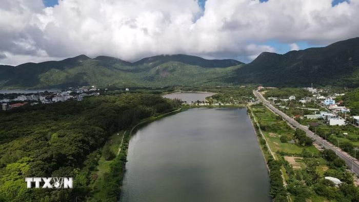 Địa phương tập trung đầu tư đồng bộ hạ tầng giao thông, cảng biển, điện, nước; ưu tiên phát triển du lịch sinh thái, bảo tồn hệ sinh thái rừng và biển, hướng tới xây dựng Côn Đảo thành điểm đến chất lượng cao. (Ảnh: Huỳnh Sơn/TTXVN)