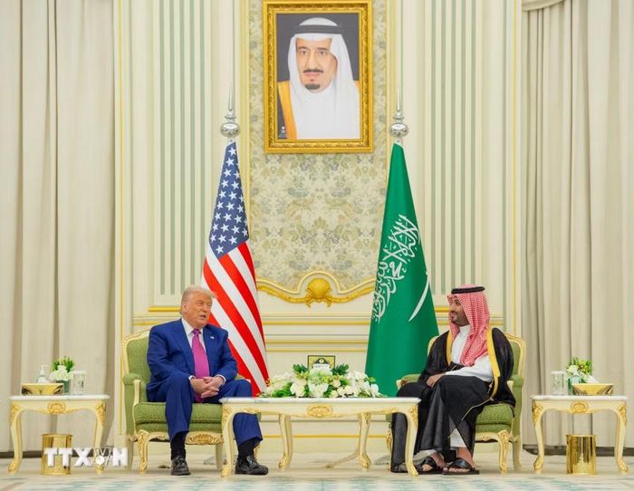 Thái tử Saudi Arabia Mohammed bin Salman (phải) trong cuộc gặp Tổng thống Mỹ Donald Trump đang ở thăm Riyadh, ngày 13/5/2025. (Ảnh: THX/TTXVN)