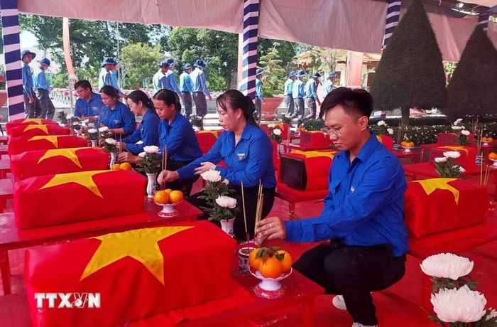 Lễ đón 173 hài cốt liệt sỹ quân tình nguyện và chuyên gia Việt Nam hy sinh tại Campuchia được tổ chức trang nghiêm tại Nghĩa trang Liệt sỹ Vĩnh Hưng-Tân Hưng, tỉnh Tây Ninh. (Ảnh: Bùi Giang/TTXVN)